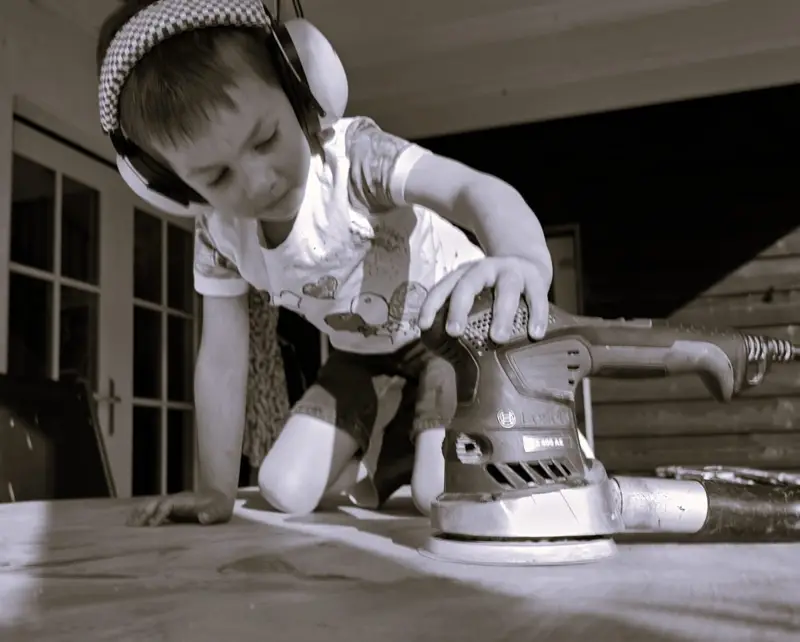 Schuren doen we samen: Ties helpt mee.