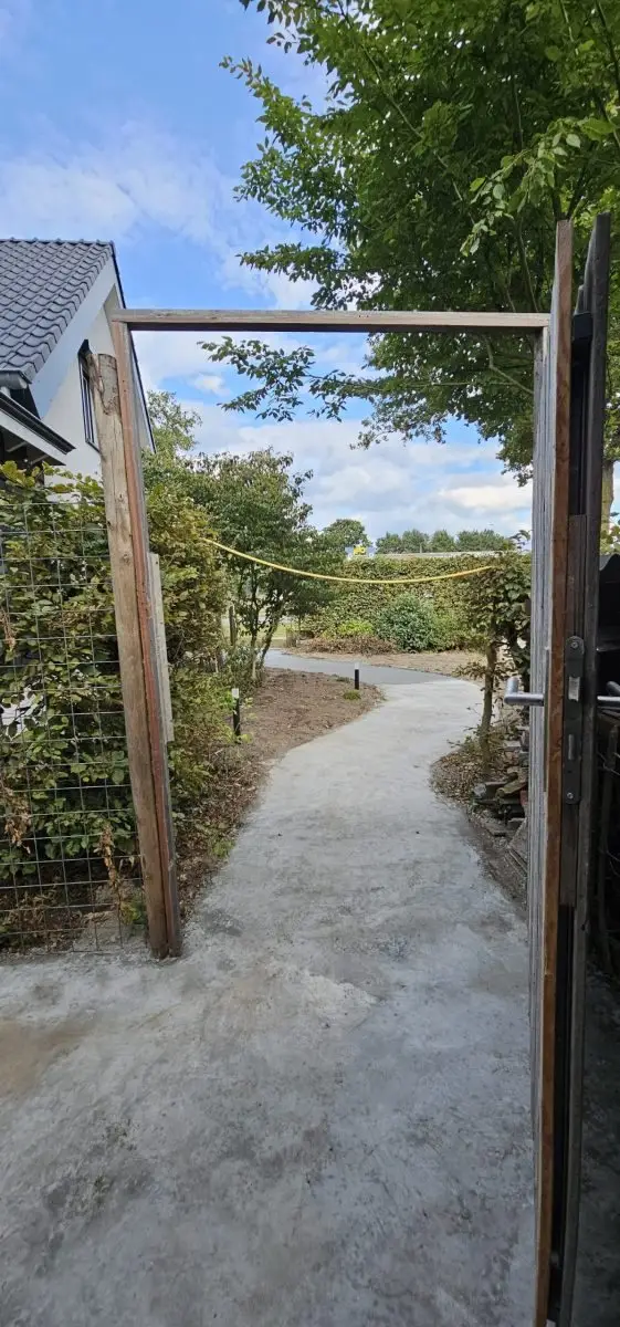 Door de poort naar de achtertuin