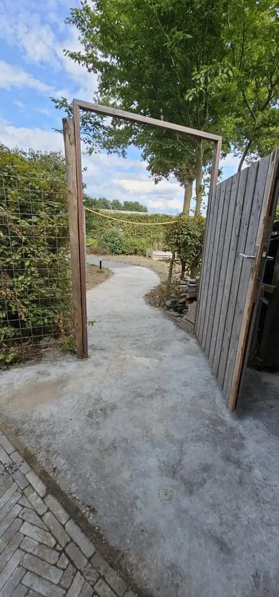 Het pad is gestort en afgewerkt