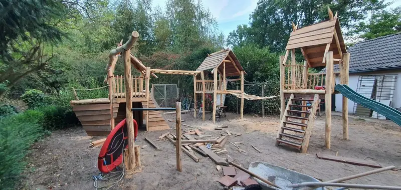 De monkeybar tussen de twee huisjes