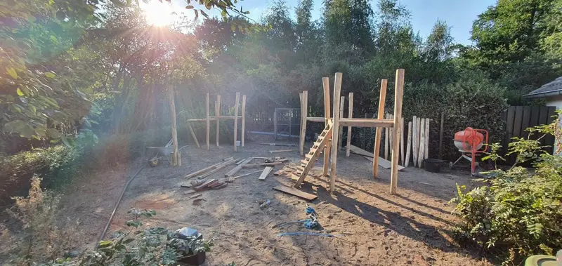 De staanders staan in het zand